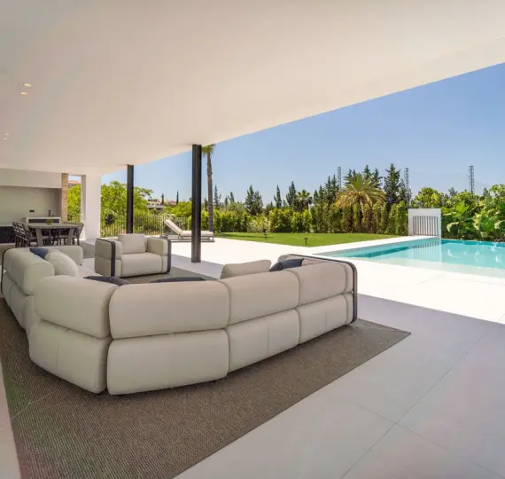 Sale of detached villa in Nueva Andalucía