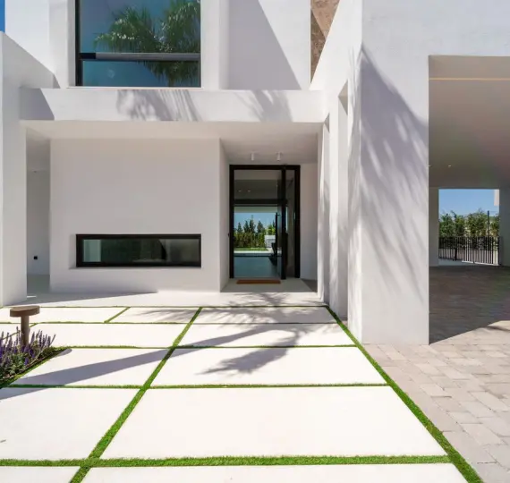 Sale of detached villa in Nueva Andalucía