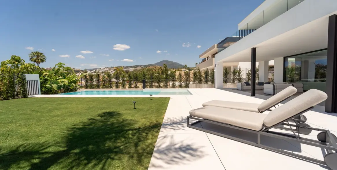 Sale of detached villa in Nueva Andalucía 13