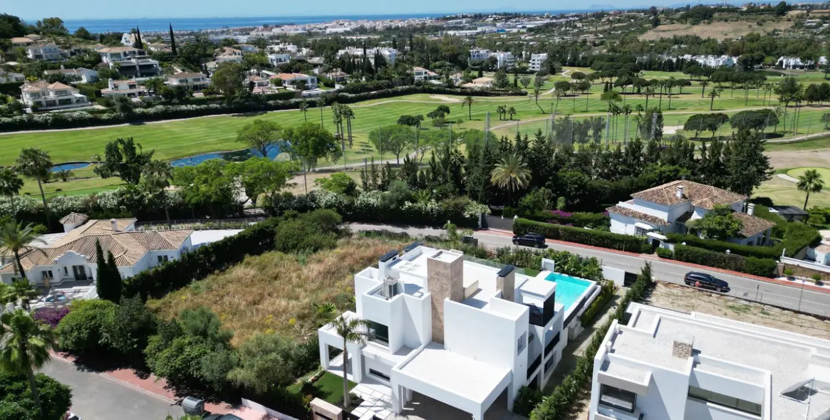 Sale of detached villa in Nueva Andalucía 28