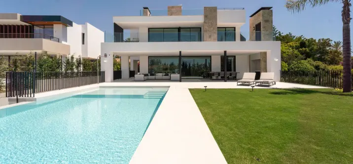 Venta de villa independiente en Nueva Andalucía 0