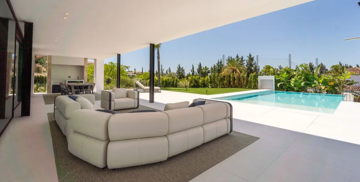 Venta de villa independiente en Nueva Andalucía 4