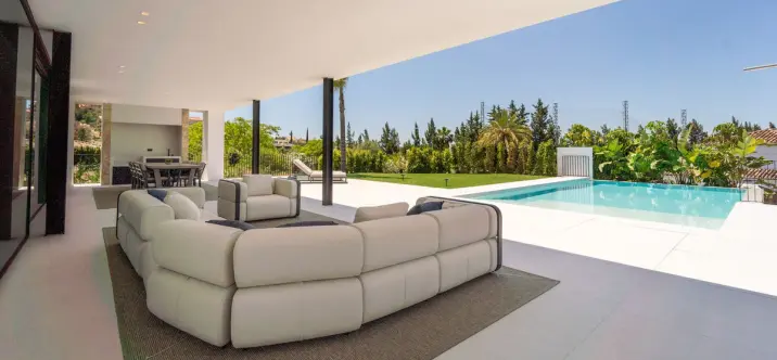 Venta de villa independiente en Nueva Andalucía 3