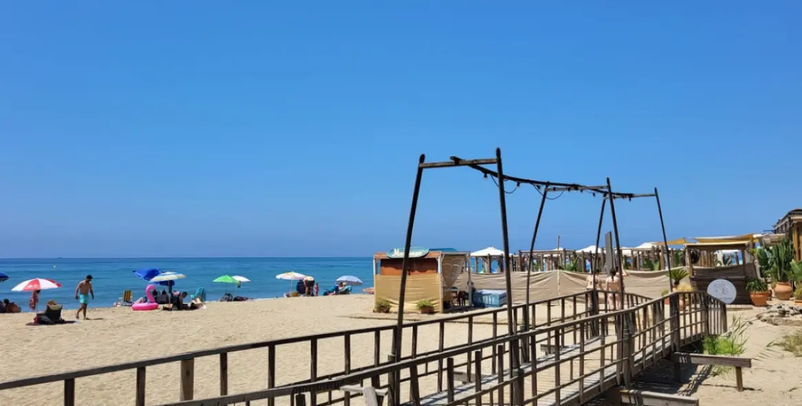 Sale of detached villa in Elviria 1