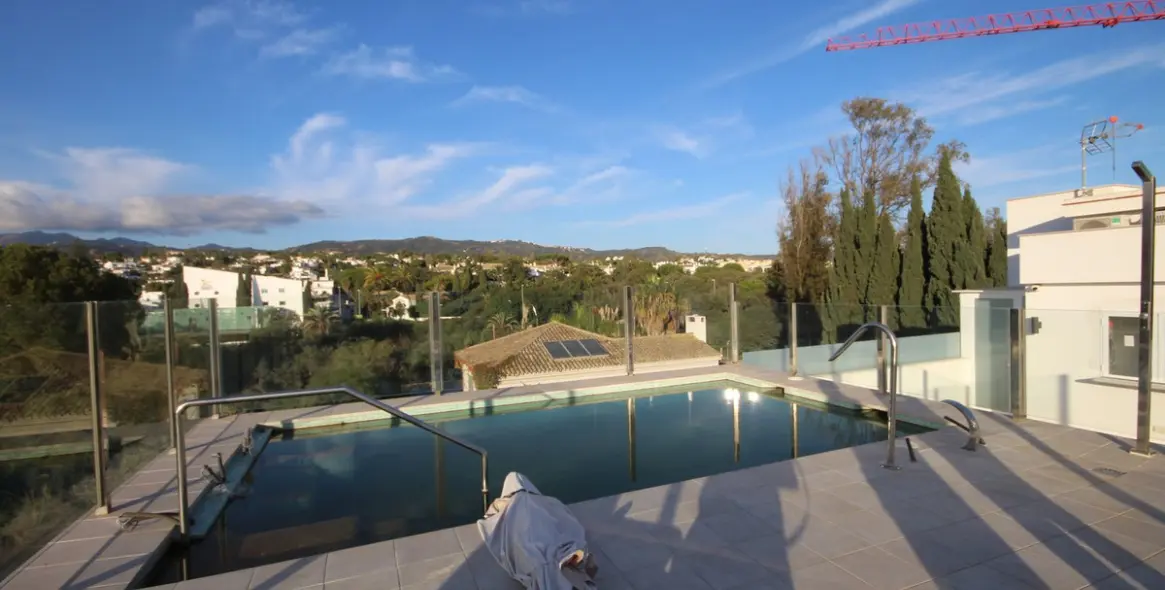 Sale of detached villa in Elviria 2