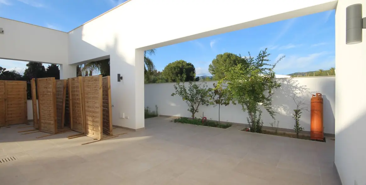 Sale of detached villa in Elviria 3