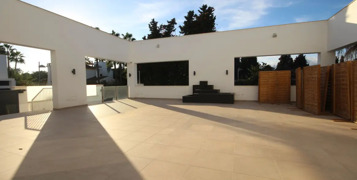 Sale of detached villa in Elviria 4