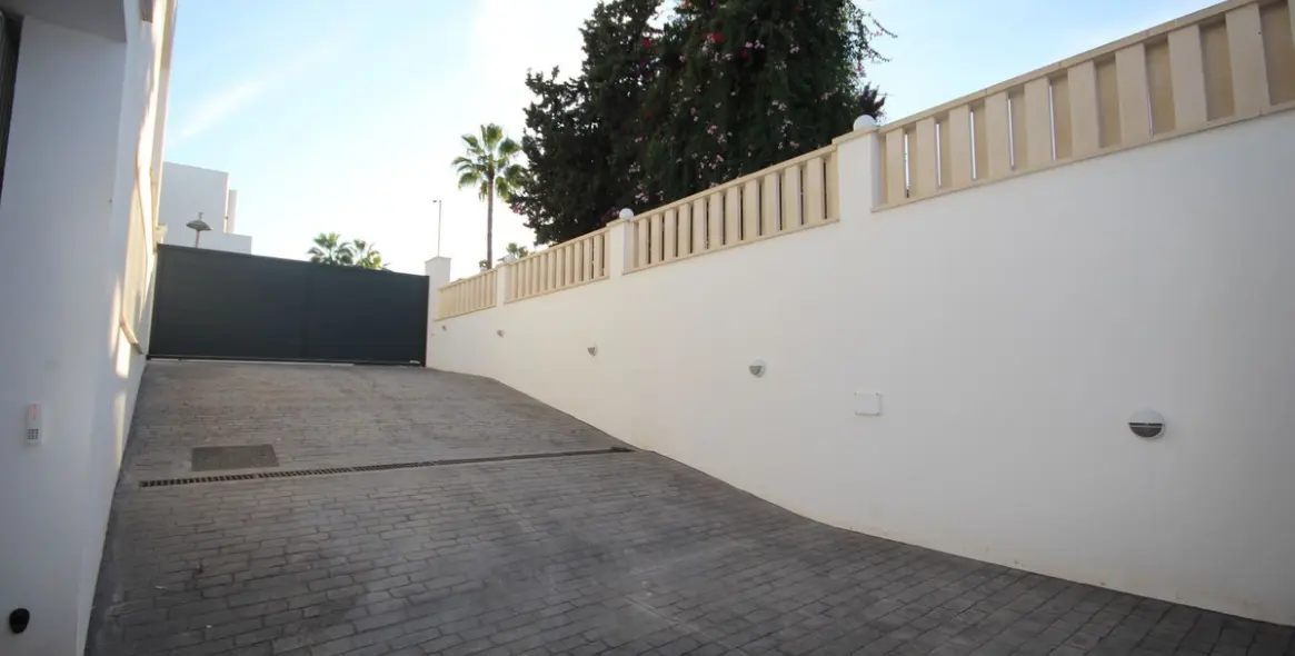 Sale of detached villa in Elviria 5