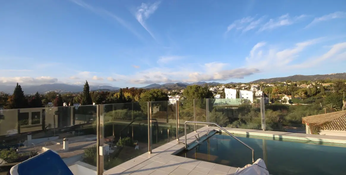 Sale of detached villa in Elviria 13