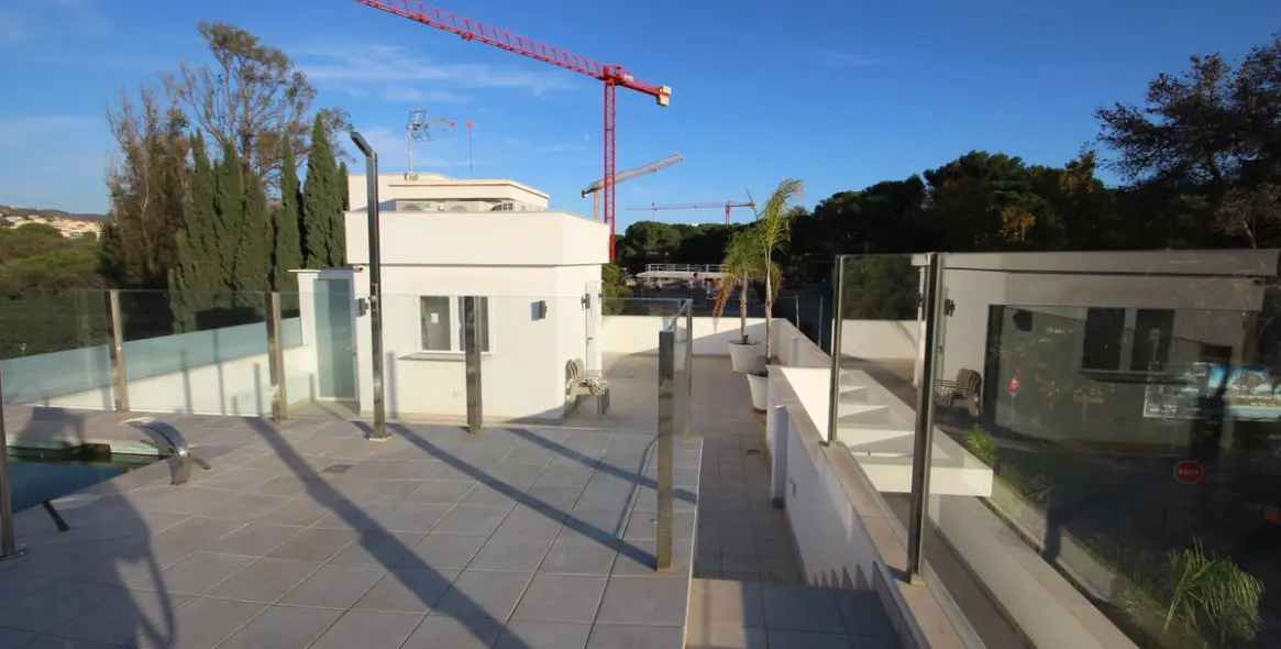 Sale of detached villa in Elviria 14