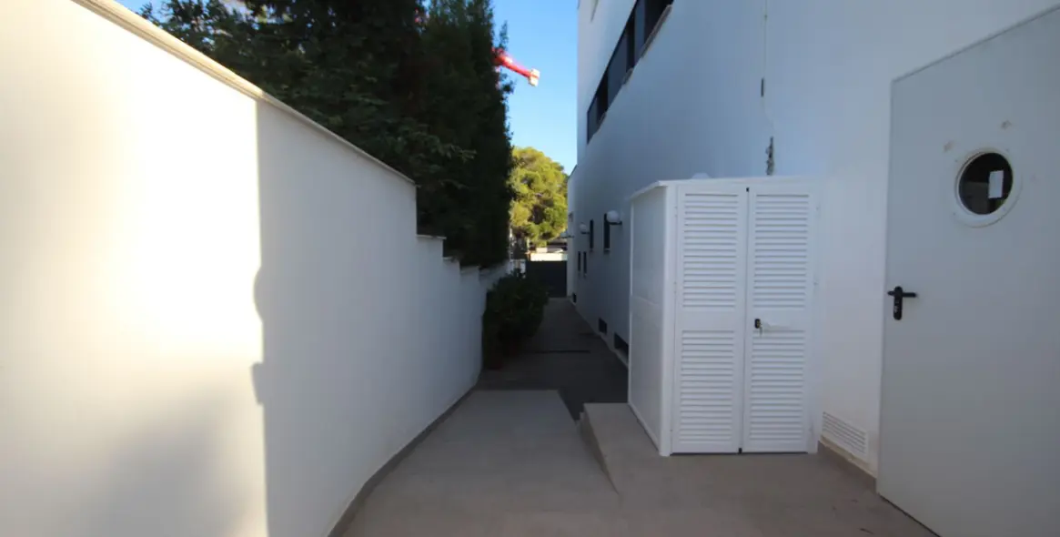 Sale of detached villa in Elviria 17