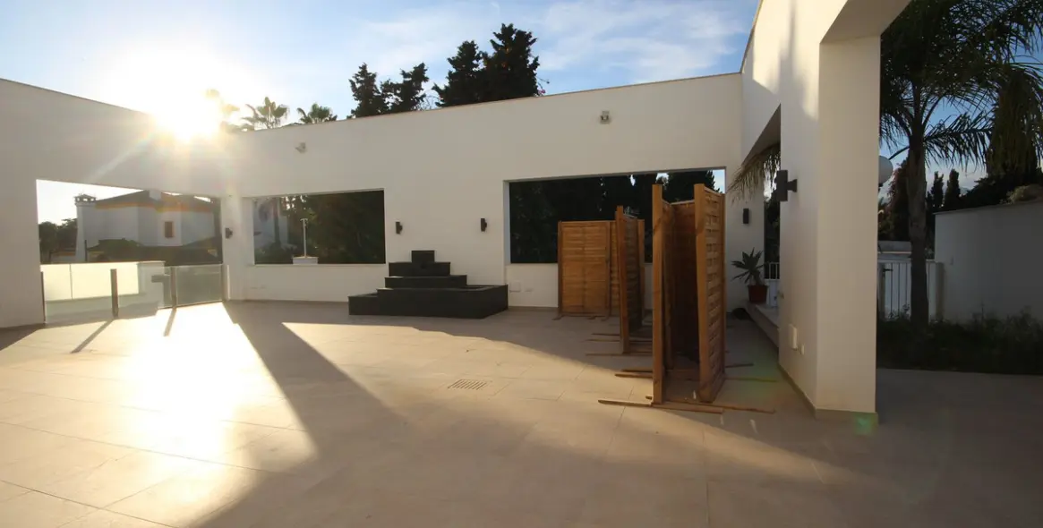 Sale of detached villa in Elviria 18