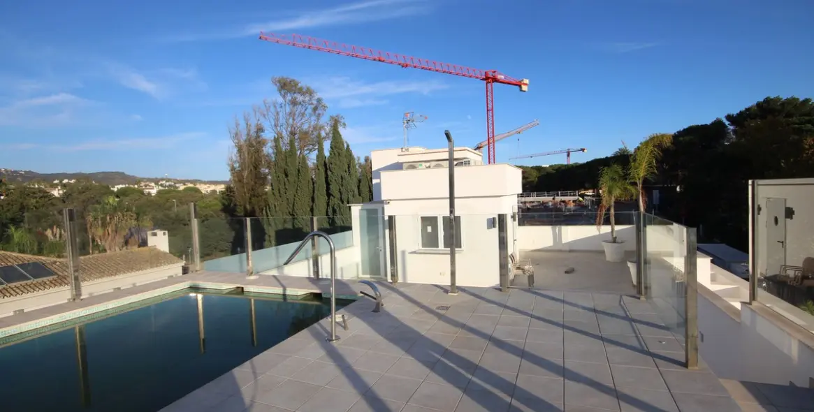 Sale of detached villa in Elviria 28