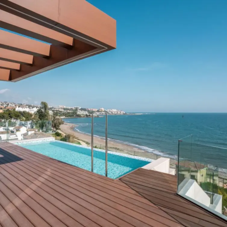 Venta de ático dúplex en Estepona