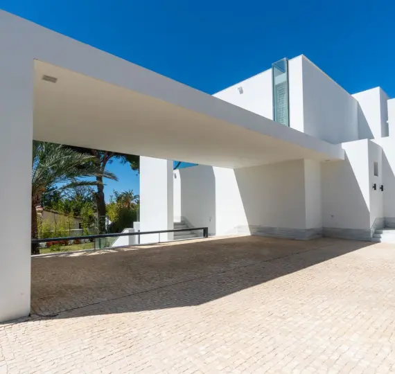 Detached villa R4690111