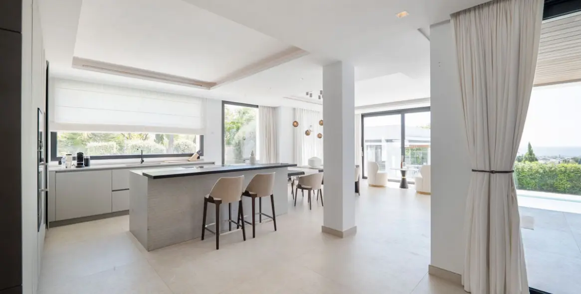 Продажа  отдельно стоящей виллы в Los Flamingos 12