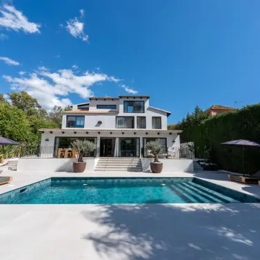 Venta de villa independiente en Nueva Andalucía