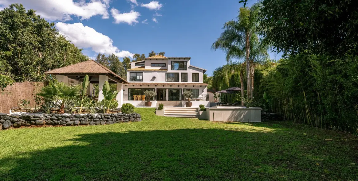 Продажа  отдельно стоящей виллы в Nueva Andalucía 11