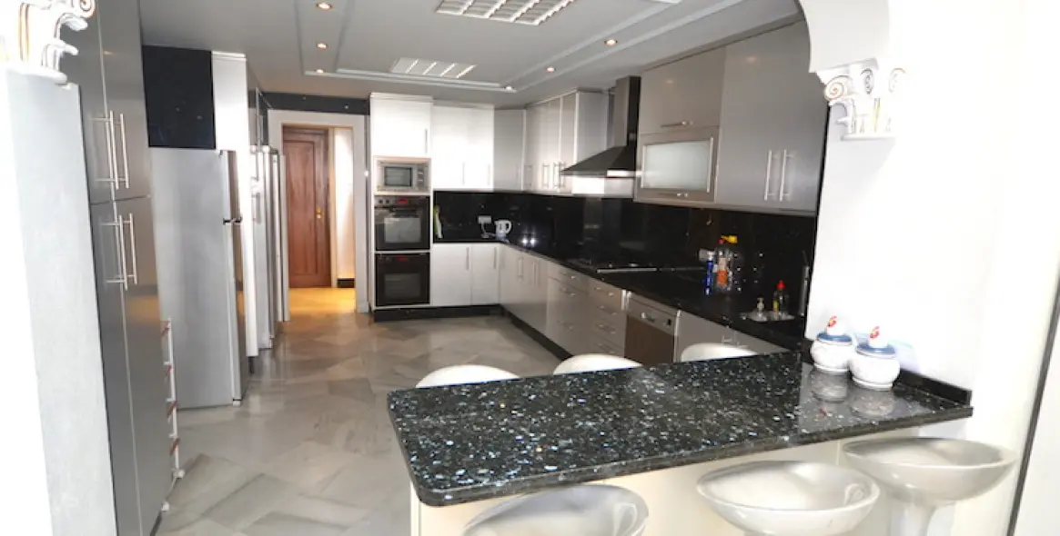 Long-term rent of ground floor apartment in Puerto Banús 4