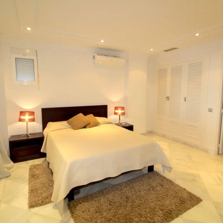 Alquiler a corto plazo de apartamento en planta baja en Puerto Banús