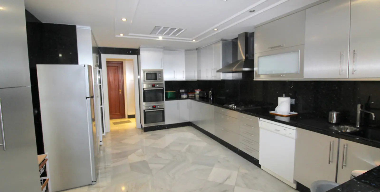 Alquiler a corto plazo de apartamento en planta baja en Puerto Banús 14