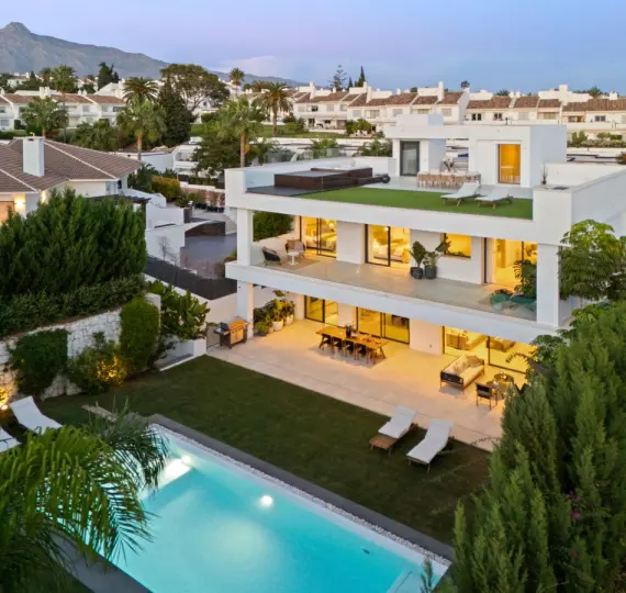 Продажа  отдельно стоящей виллы в Nueva Andalucía