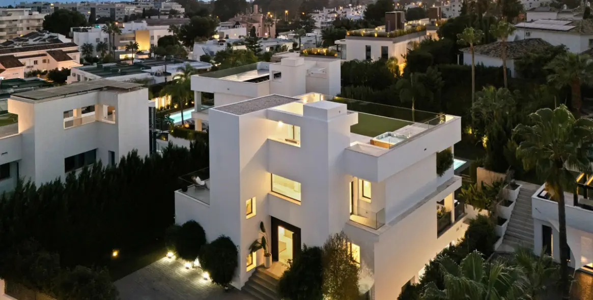 Продажа  отдельно стоящей виллы в Nueva Andalucía 2