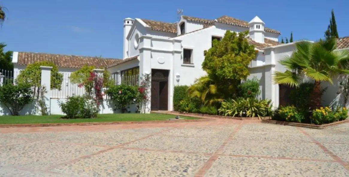 Продажа  отдельно стоящей виллы в Guadalmina Baja 1