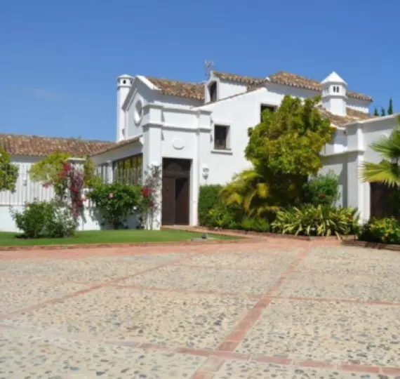 Продажа  отдельно стоящей виллы в Guadalmina Baja