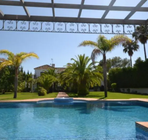 Продажа  отдельно стоящей виллы в Guadalmina Baja