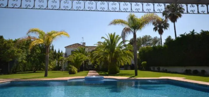 Продажа  отдельно стоящей виллы в Guadalmina Baja 1