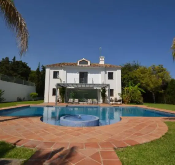 Продажа  отдельно стоящей виллы в Guadalmina Baja