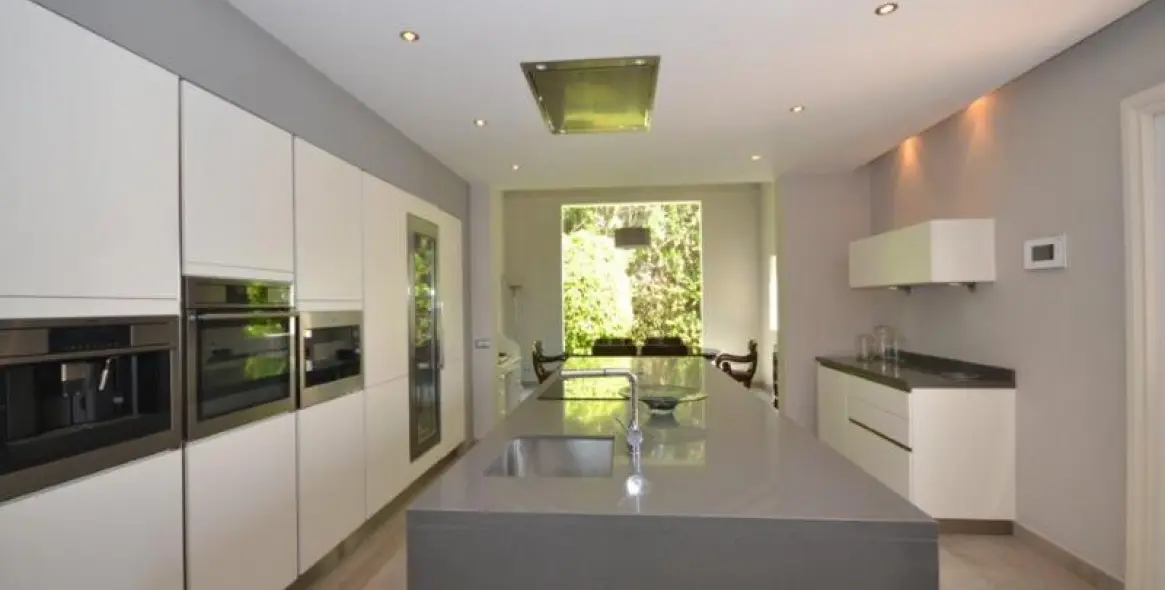 Продажа  отдельно стоящей виллы в Guadalmina Baja 5