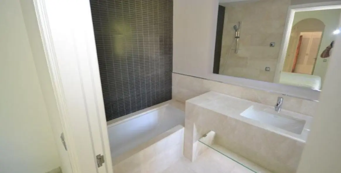 Продажа  отдельно стоящей виллы в Guadalmina Baja 13