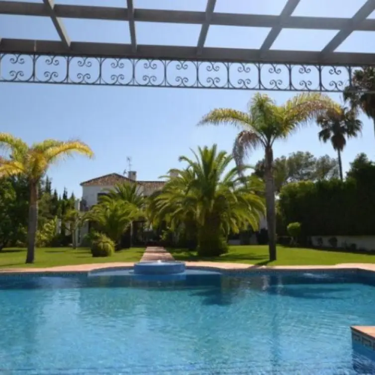 Venta de villa independiente en Guadalmina Baja