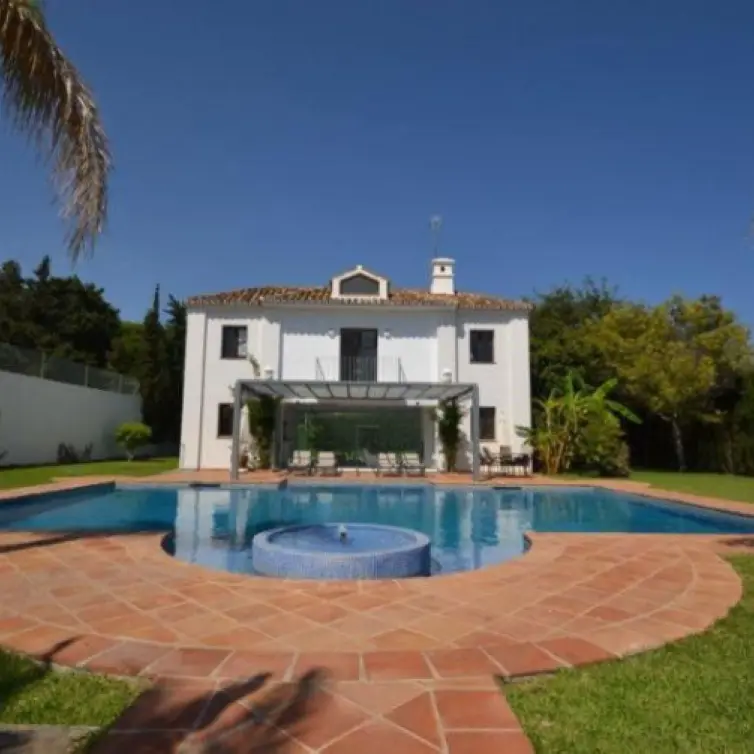 Venta de villa independiente en Guadalmina Baja
