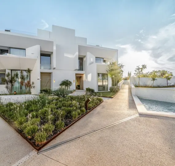 Дом на две семьи R5208745