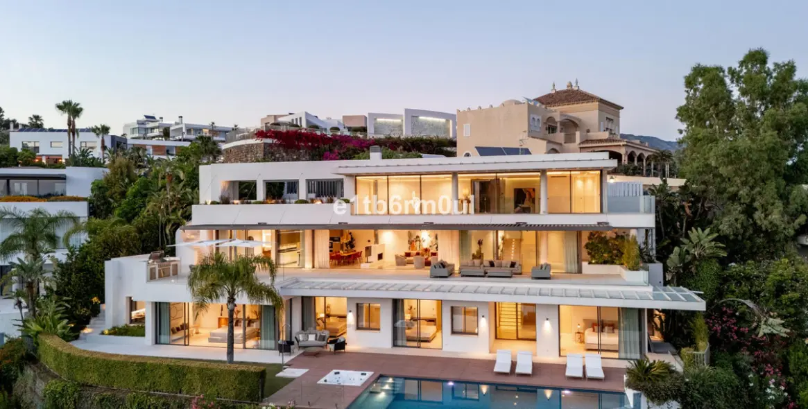 Sale of detached villa in La Quinta 1