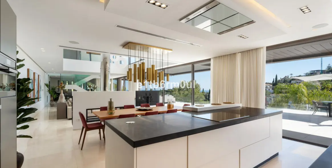 Sale of detached villa in La Quinta 5