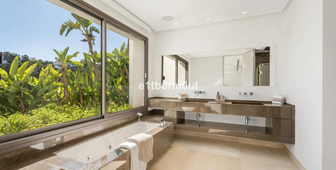 Sale of detached villa in La Quinta 10