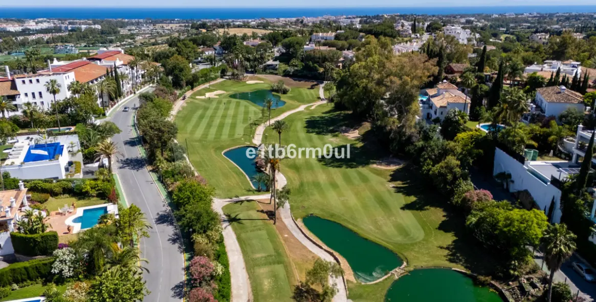 Sale of detached villa in La Quinta 12