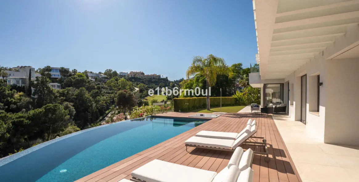 Sale of detached villa in La Quinta 13