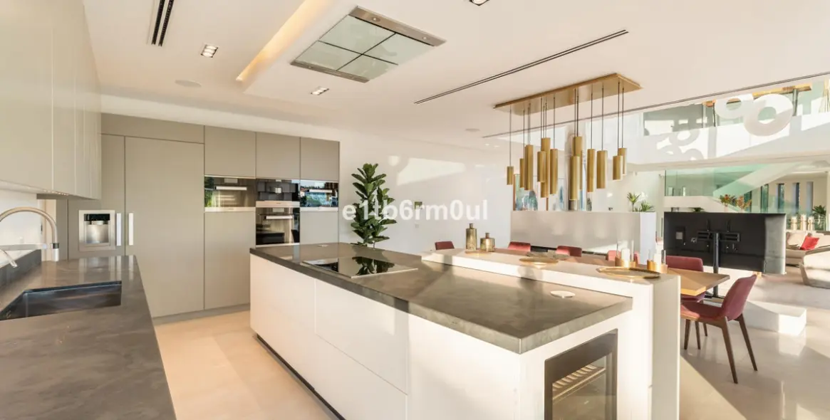 Sale of detached villa in La Quinta 16