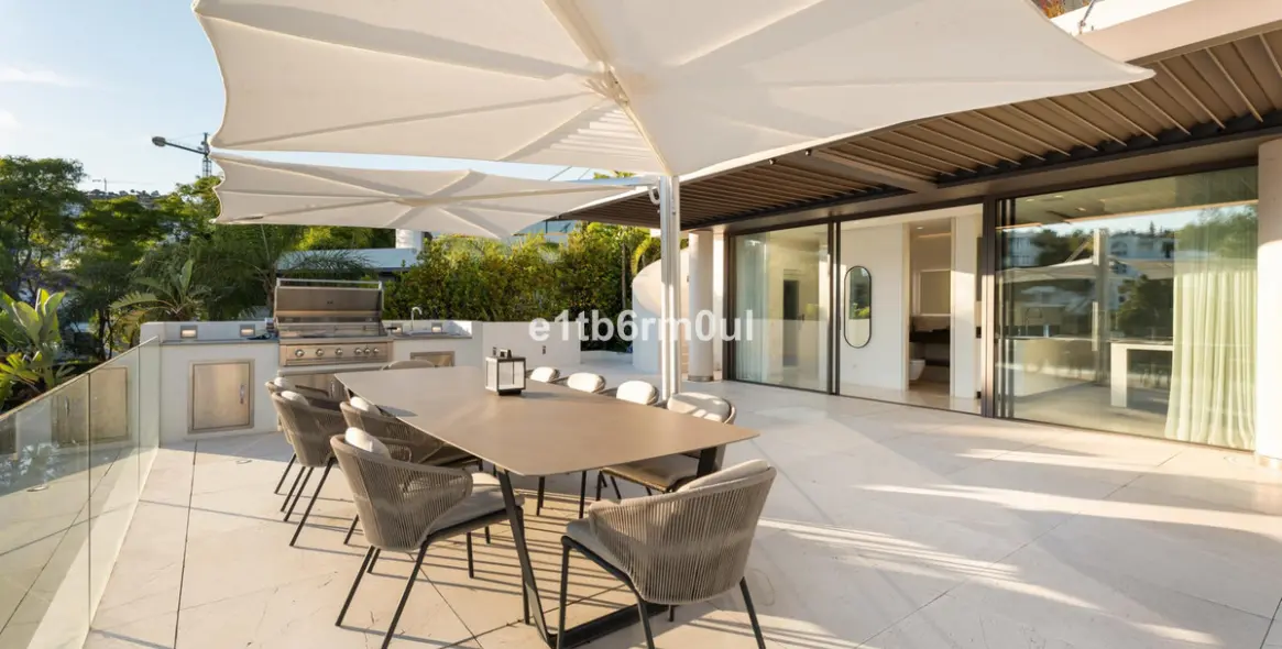 Продажа  отдельно стоящей виллы в La Quinta 32