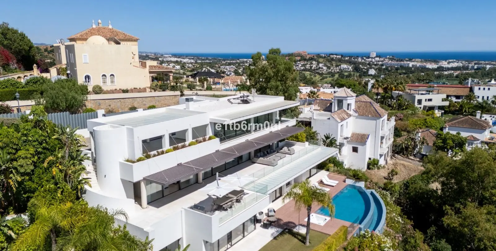 Sale of detached villa in La Quinta 21