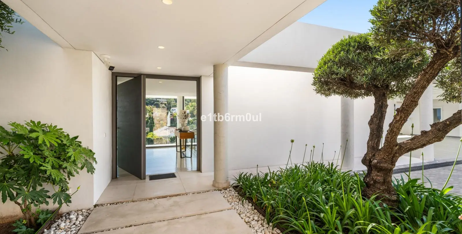 Sale of detached villa in La Quinta 25