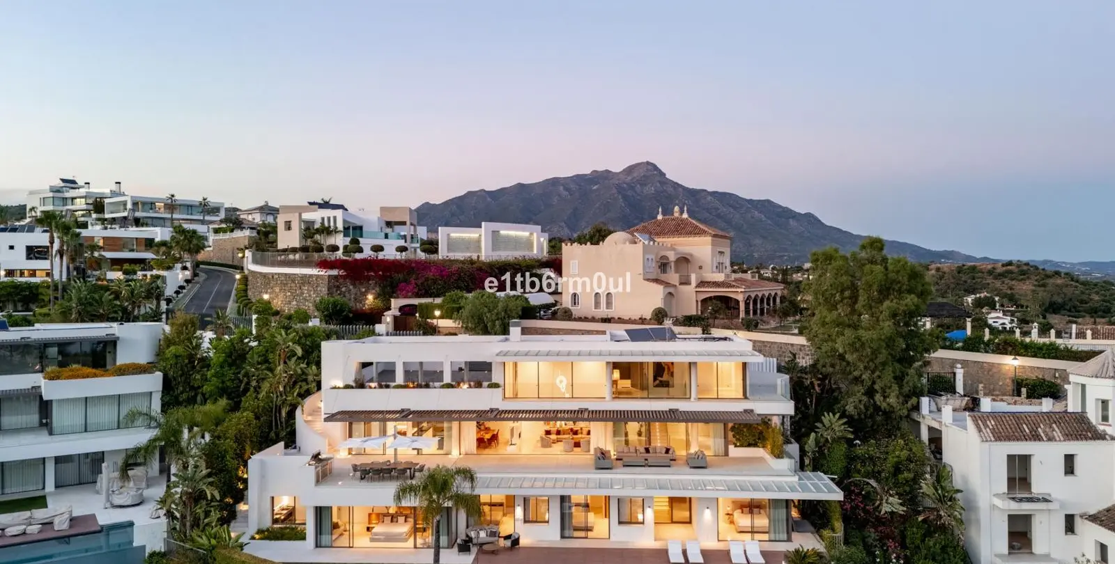 Sale of detached villa in La Quinta 28