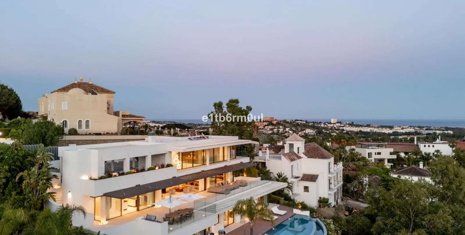 Sale of detached villa in La Quinta 29