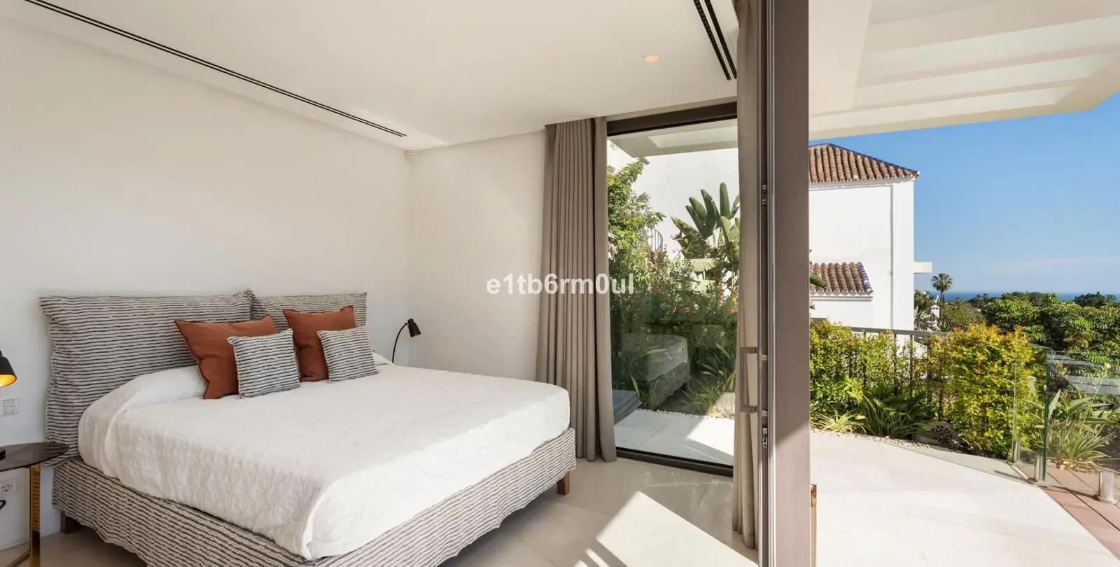 Sale of detached villa in La Quinta 43