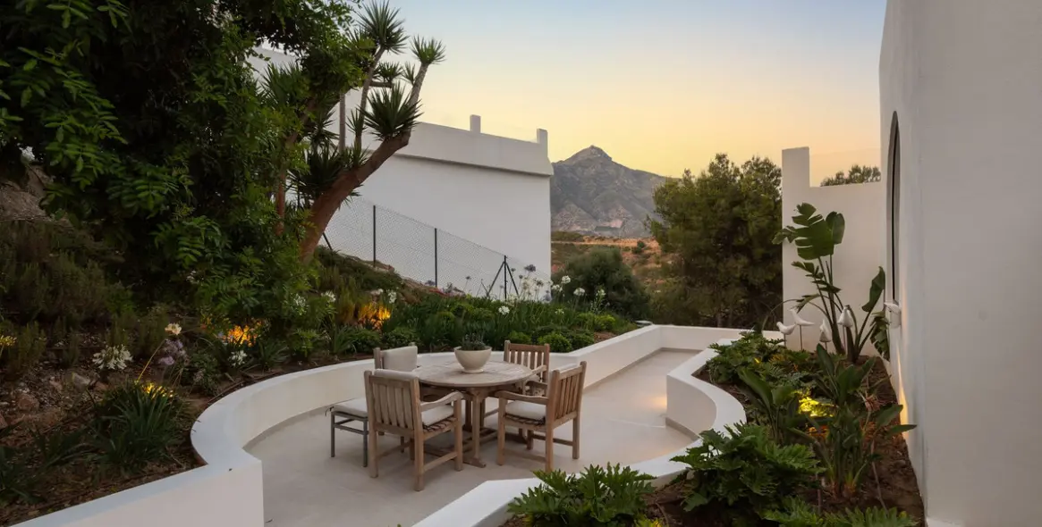 Sale of detached villa in Nueva Andalucía 15